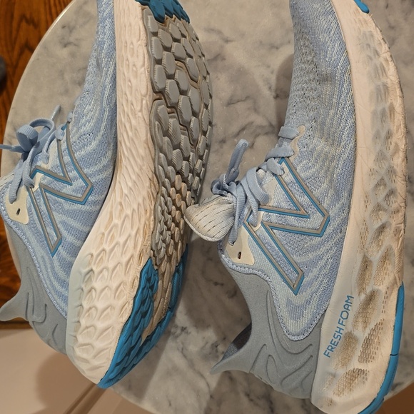 New Balance Fresh Foam 1080 V11 Women's Sneaker, Size 9 Wide - Picture 4 of 8